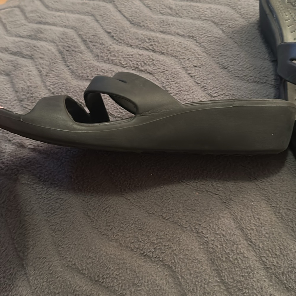 Crocs - Picture 2 of 4